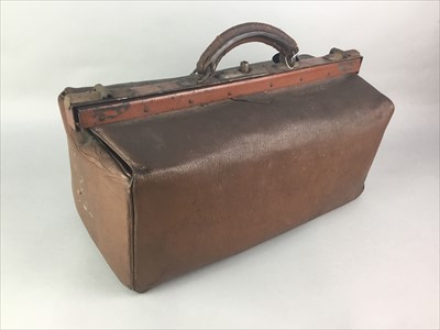 Lot 39 - A VICTORIAN LEATHER GLADSTONE BAG