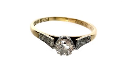 Lot 1394 - A DIAMOND SOLITAIRE RING
