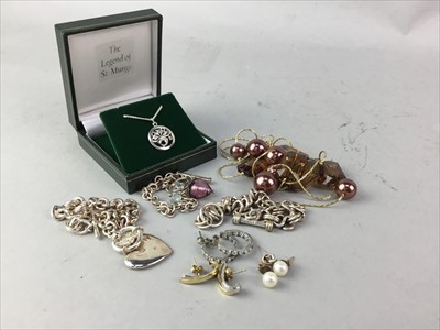 Lot 18 - A LOT OF SILVER AND COSTUME JEWELLERY