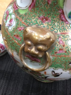 Lot 722 - A CHINESE LIDDED VASE