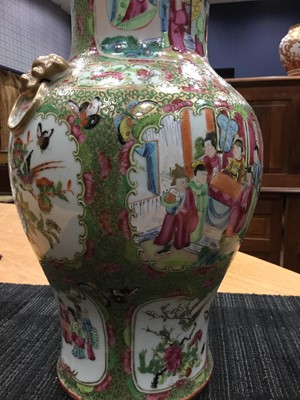 Lot 722 - A CHINESE LIDDED VASE