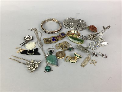 Lot 48 - A LOT OF VINTAGE COSTUME JEWELLERY