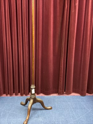 Lot 296 - AN EARLY 20TH CENTURY MAHOGANY POLE SCREEN STAND