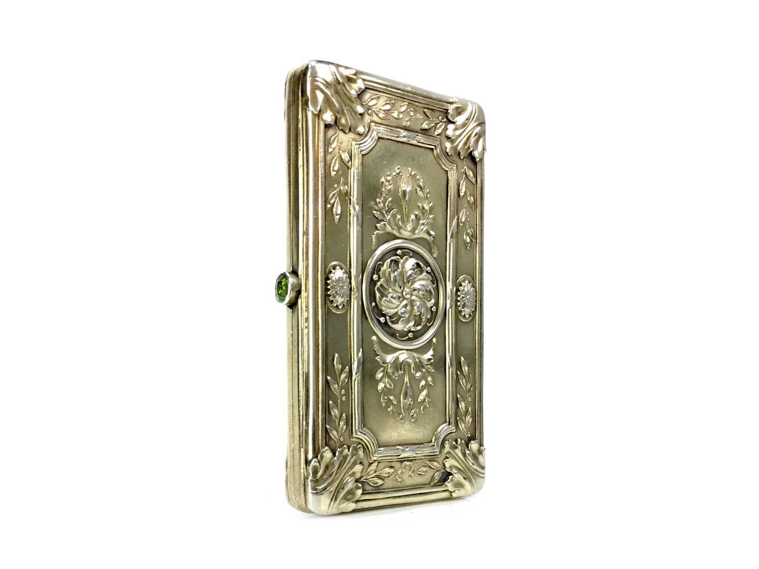 Lot 406 - AN EARLY 20TH CENTURY FRENCH SILVER GILT CIGARETTE CASE