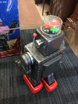 Lot 1309 - AN S.H. OF JAPAN BATTERY OPERATED FIGHTING ROBOT