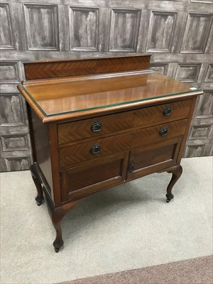 Lot 289 - A MAHOGANY CHEST OF DRAWERS
