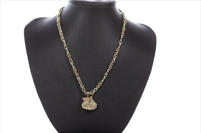 Lot 327 - A GOLD CHAIN WITH SEASHELL PENDANT