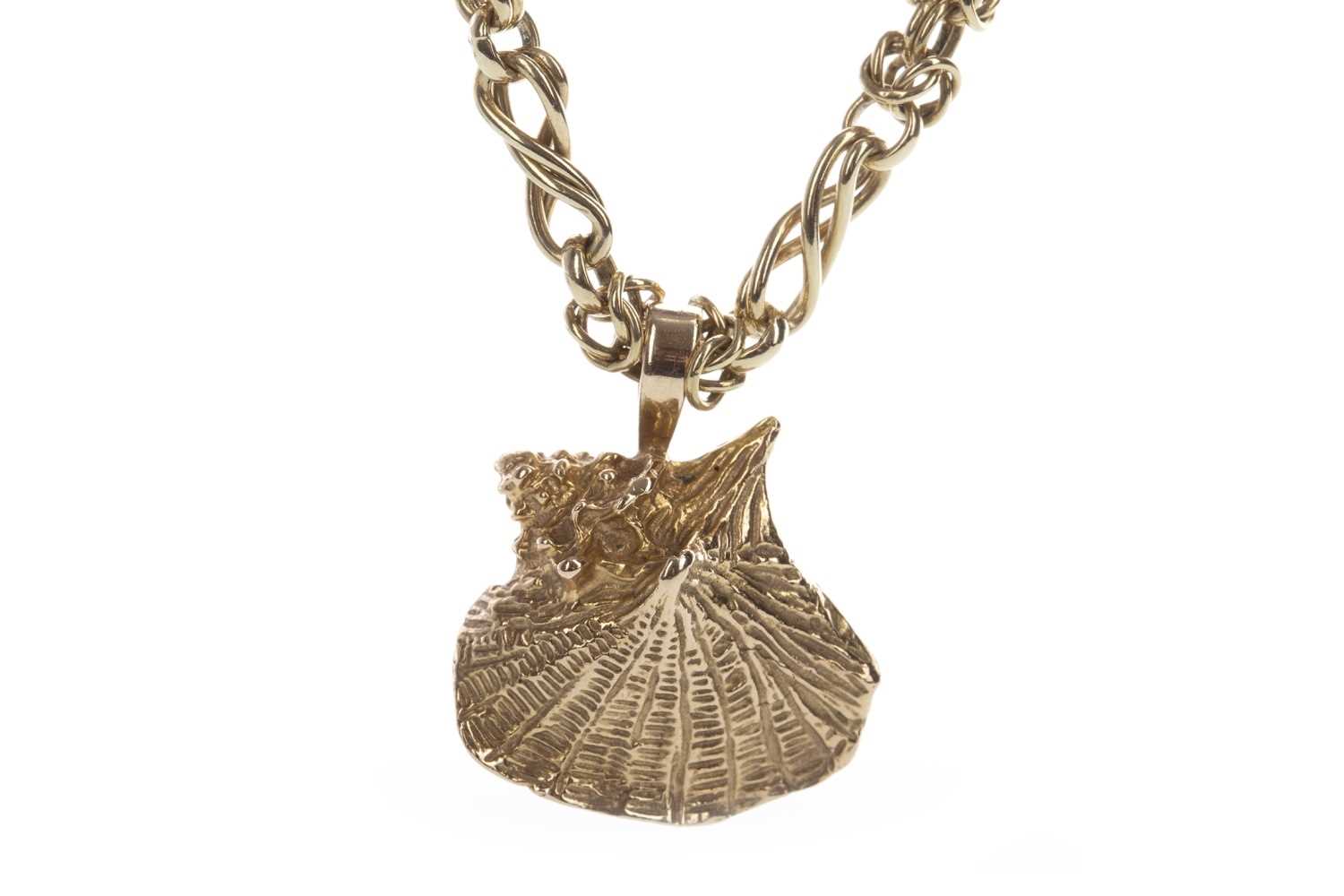 Lot 327 - A GOLD CHAIN WITH SEASHELL PENDANT