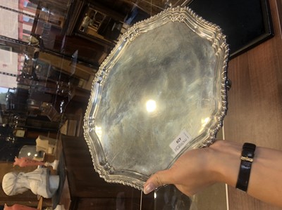 Lot 420 - AN EARLY 20TH CENTURY SILVER SALVER