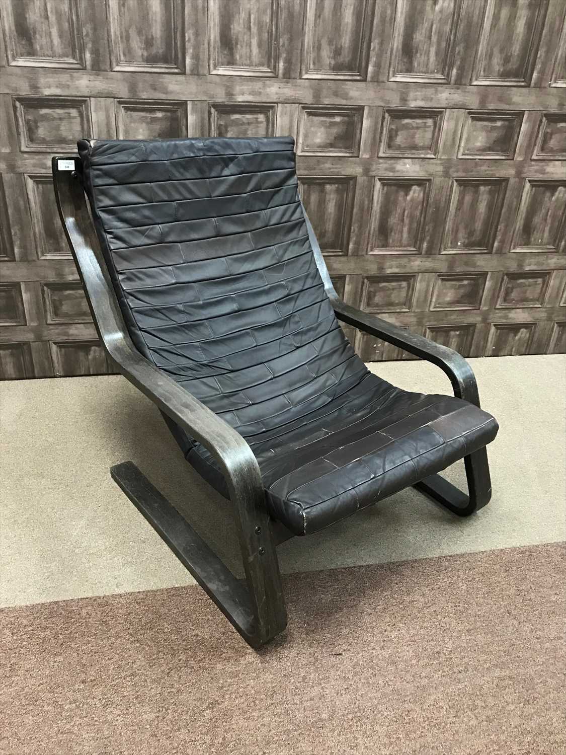 Lot 240 - A MODERN LEATHER LOUNGE CHAIR