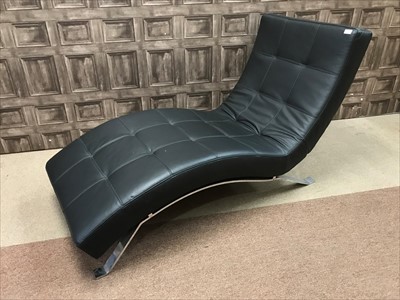 Lot 243 - A MODERN LEATHER LOUNGE DAY BED