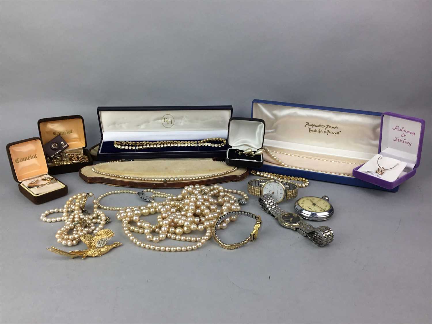 Lot 20 - A LOT OF GOLD AND COSTUME JEWELLERY