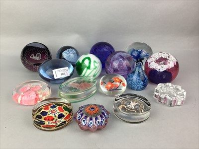 Lot 307 - A LOT OF SIXTEEN PAPERWEIGHTS INCLUDING CAITHNESS