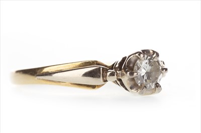 Lot 342 - A DIAMOND SOLITAIRE RING