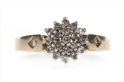 Lot 343 - A DIAMOND CLUSTER RING