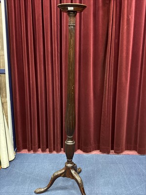 Lot 428 - A MAHOGANY TORCHERE PEDESTAL