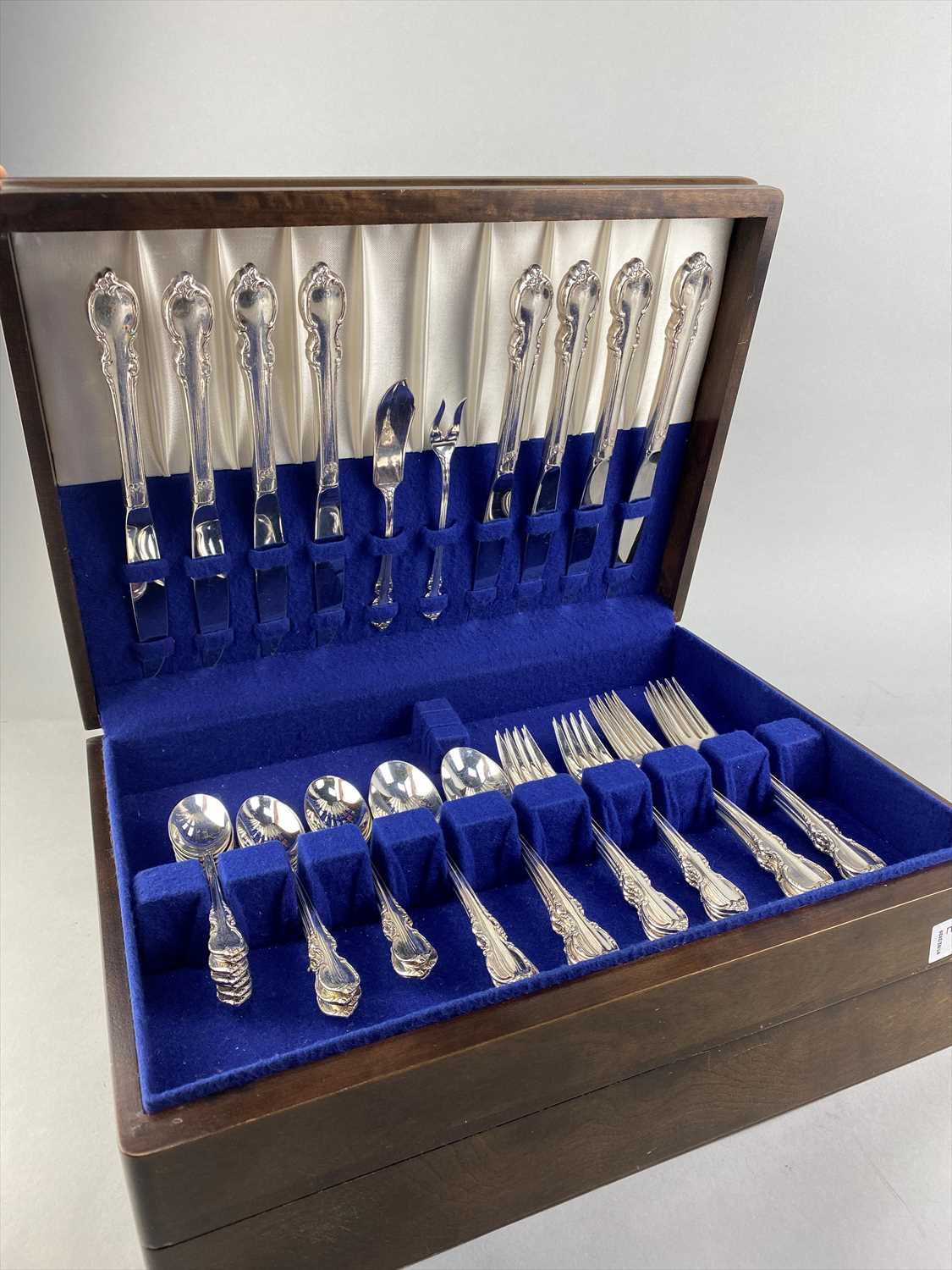 Lot 22 - A CANTEEN OF PLATED CUTLERY ALONG WITH OTHER CASED FLATWARE