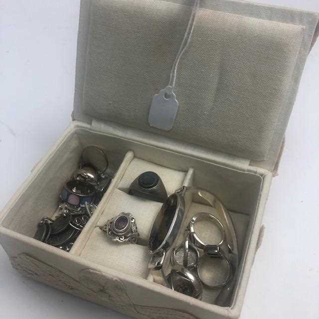 Lot 4 - A LOT OF SILVER AND OTHER JEWELLERY