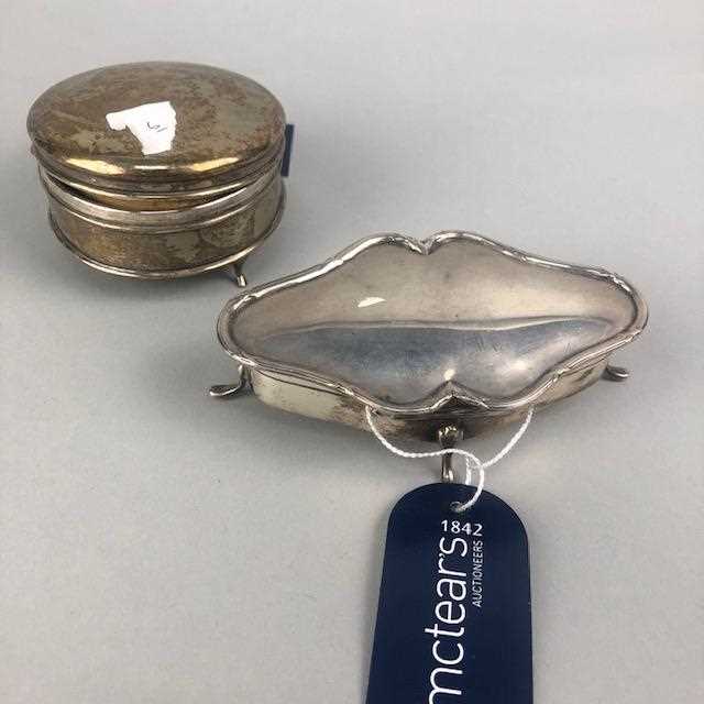 Lot 9 - A LOT OF TWO SILVER TRINKET BOXES