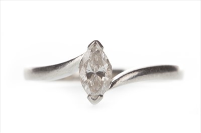 Lot 360 - A DIAMOND SOLITAIRE RING