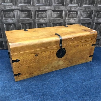 Lot 230 - A REPRODUCTION PINE BLANKET CHEST