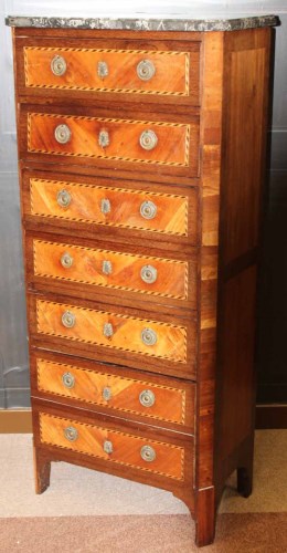 Lot 1041 - MAHOGANY CROSSBANDED UPRIGHT CHEST OF SEVEN...