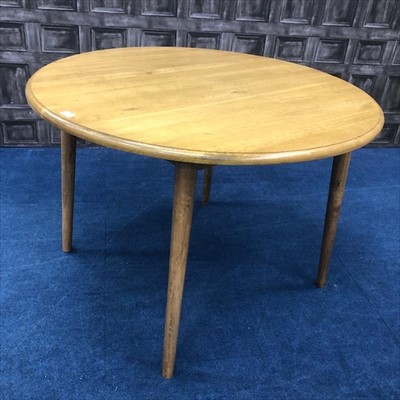 Lot 234 - AN OAK CIRCULAR DINING TABLE AND FOUR CHAIRS