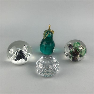 Lot 115 - A LOT OF GLASS PAPERWEIGHTS