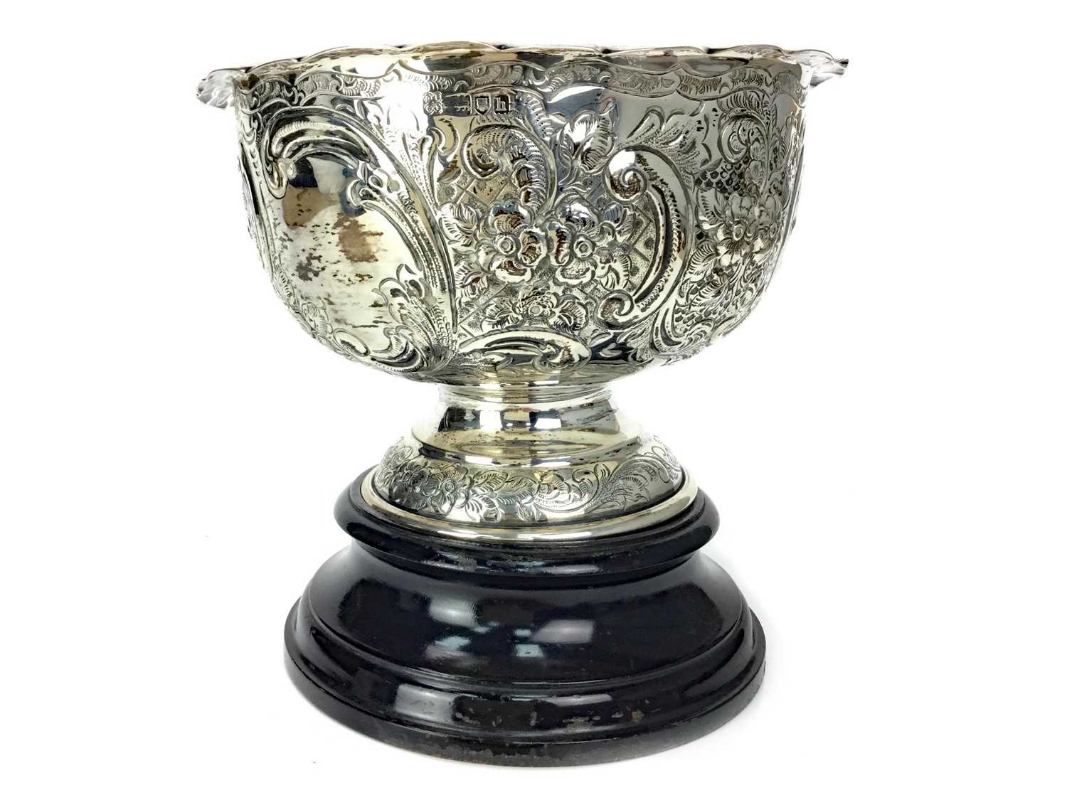 Lot 427 - AN EMBOSSED EDWARDIAN SILVER BOWL