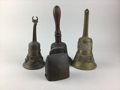 Lot 45 - A LOT OF ASSORTED METAL WARE INCLUDING HAND BELLS