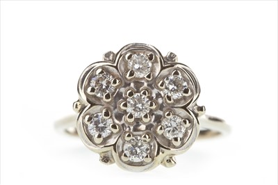 Lot 366 - A DIAMOND CLUSTER RING