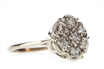 Lot 366 - A DIAMOND CLUSTER RING