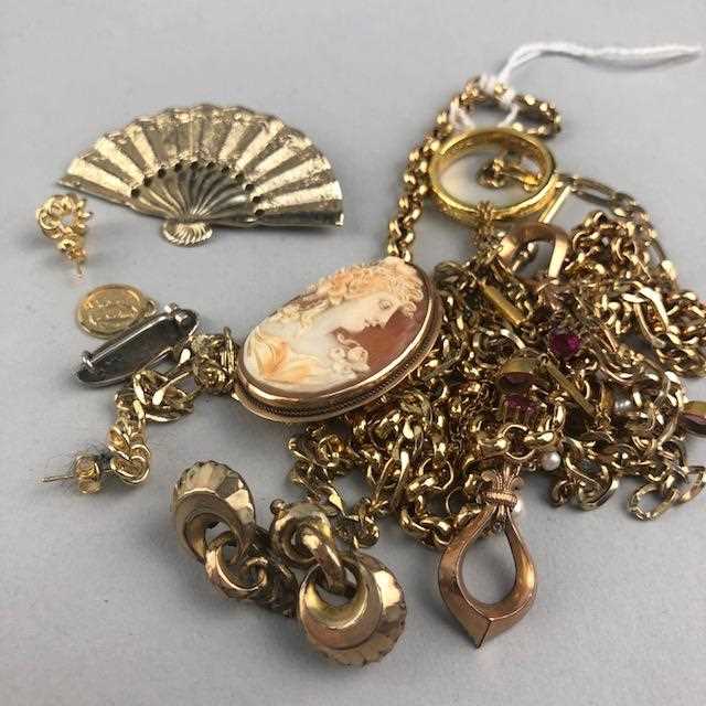 Lot 98 - A GROUP OF COSTUME JEWELLERY