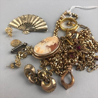 Lot 98 - A GROUP OF COSTUME JEWELLERY