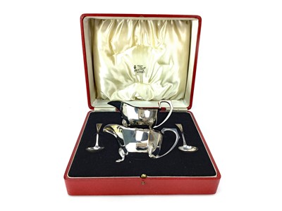Lot 429 - A CASED PAIR OF SILVER SAUCE BOATS AND SPOONS
