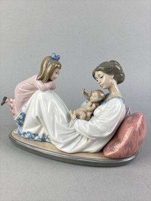 Lot 135 - A LLADRO GROUP OF A MOTHER AND CHILDREN AND ANOTHER LLADRO FIGURE GROUP