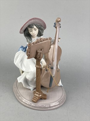 Lot 305 - A LOT OF LLADRO FIGURES