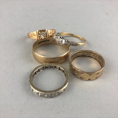 Lot 323 - A LOT OF RINGS INCLUDING WEDDING BANDS AND AN ETERNITY RING