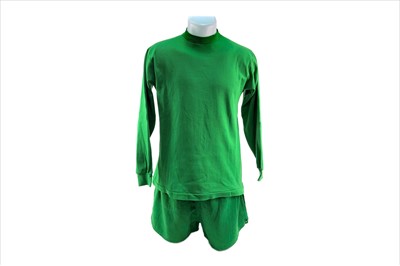 Lot 1913 - STEVIE CHALMERS OF CELTIC F.C. - GREEN CELTIC JERSEY AND SHORTS