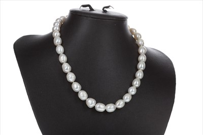 Lot 396 - A PEARL NECKLACE