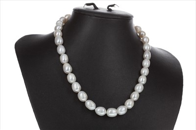 Lot 398 - A PEARL NECKLACE