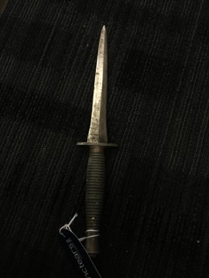 Lot 1354 - A MID-20TH CENTURY COMMANDO STYLE DAGGER ALONG WITH A GLENGARRY