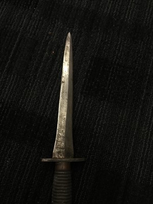 Lot 1354 - A MID-20TH CENTURY COMMANDO STYLE DAGGER ALONG WITH A GLENGARRY