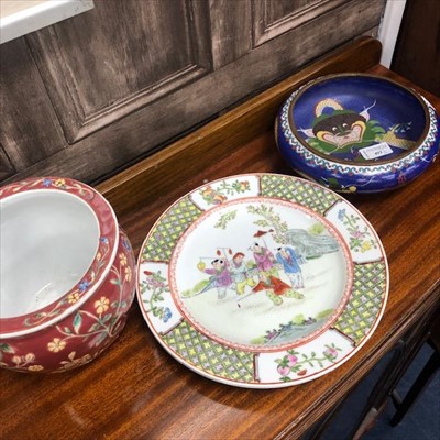 Lot 493 - A CHINESE CLOISONNE BOWL, TWO CHINESE PLATES AND A PLANTER