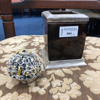 Lot 504 - AN EARLY 20TH CENTURY DESK PEN STAND AND A PAPERWEIGHT