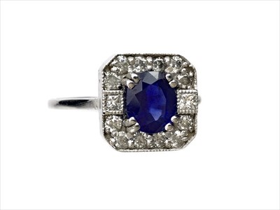 Lot 1337 - A SAPPHIRE AND DIAMOND RING