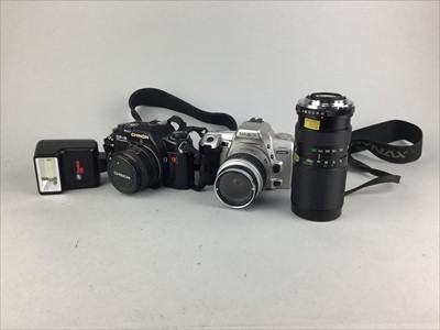 Lot 40 - A LOT OF CAMERAS AND ACCESSORIES