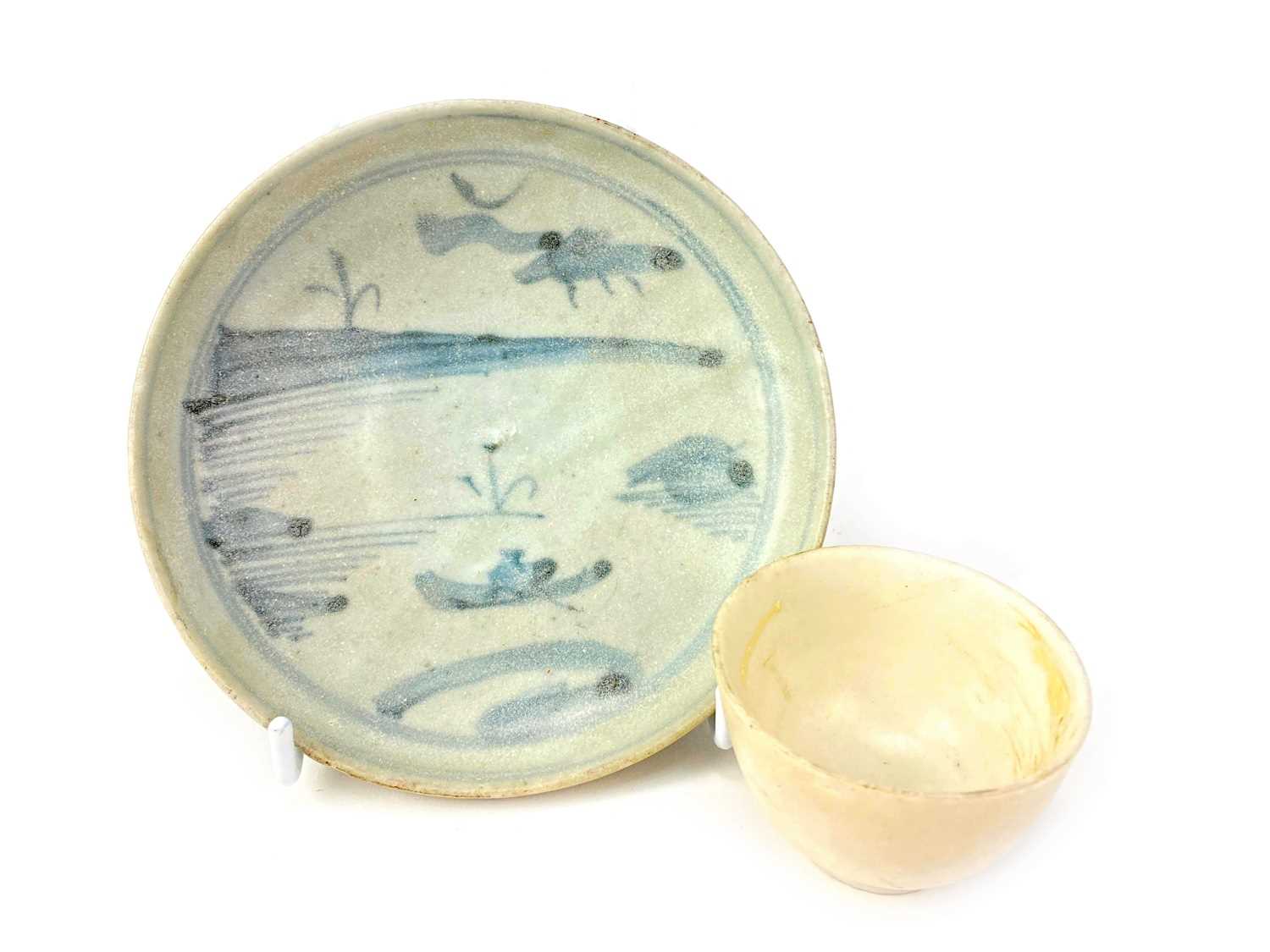 Lot 730 - A CHINESE TEA BOWL AND A DISH