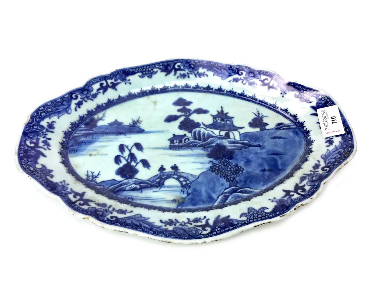Lot 710 - A LATE 19TH CENTURY CHINESE BLUE AND WHITE OVAL DISH