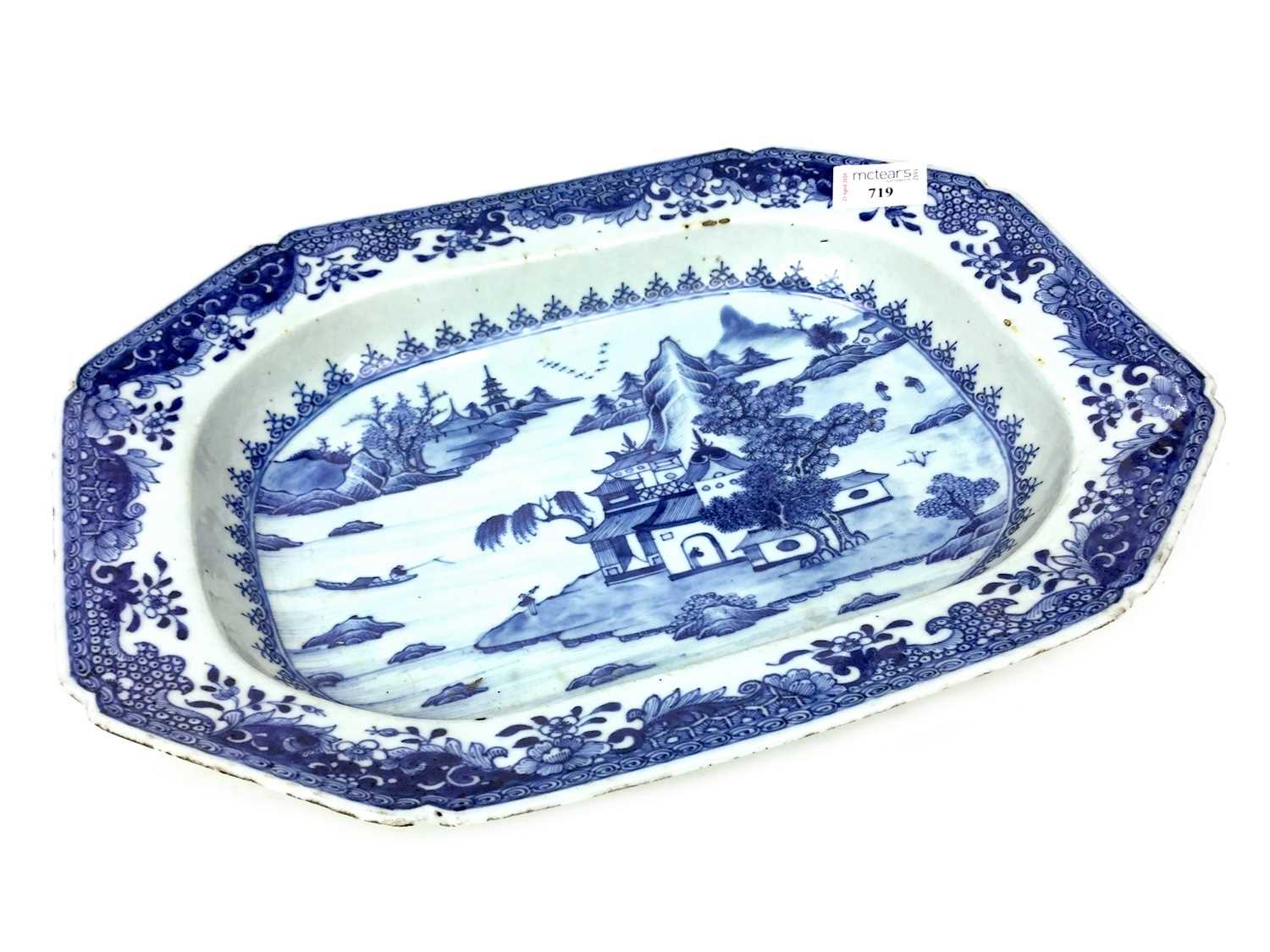 Lot 719 - A LATE 19TH CENTURY CHINESE BLUE AND WHITE OCTAGONAL DISH